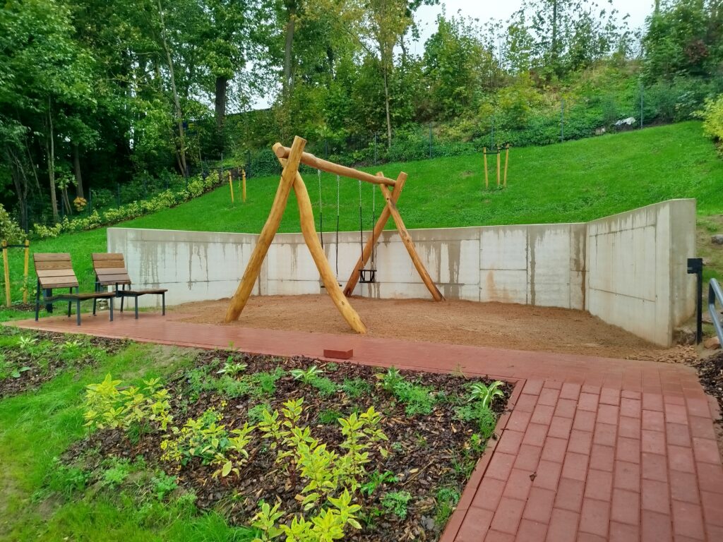 Kiikede ja mänguväljakute paigaldus uusarenduses