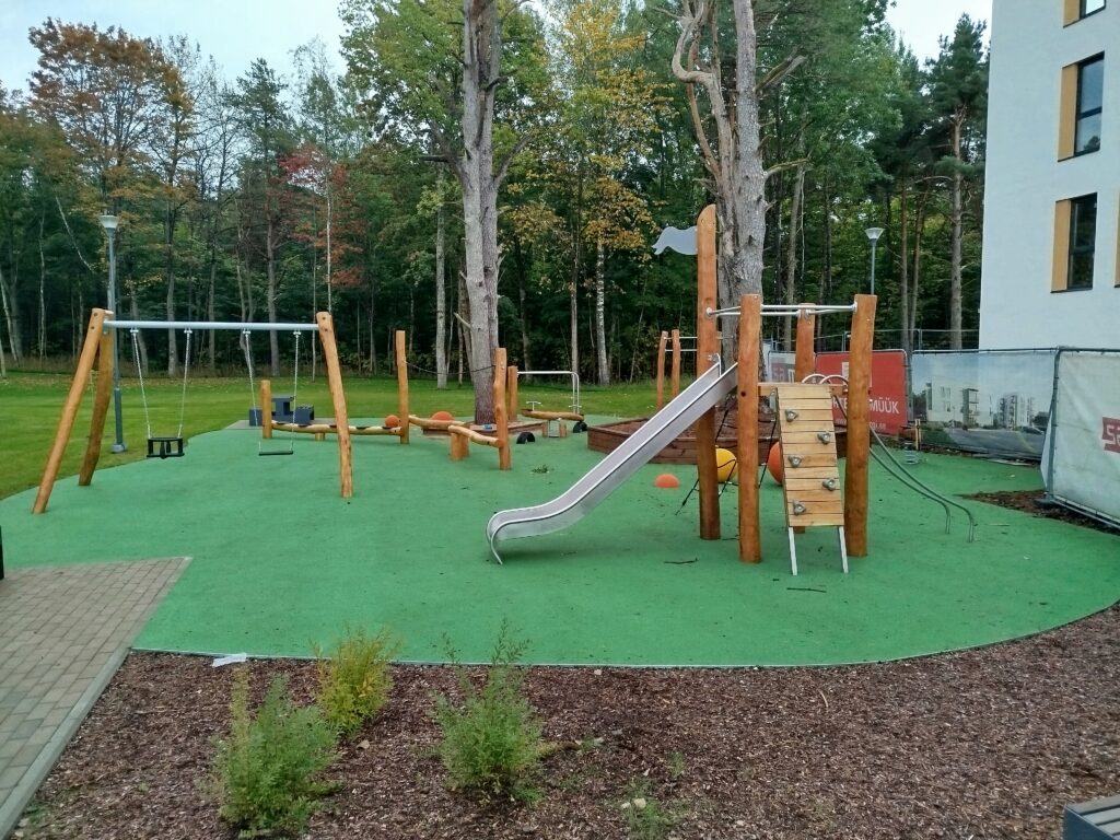 Kiikede ja mänguväljakute paigaldus uusarenduses